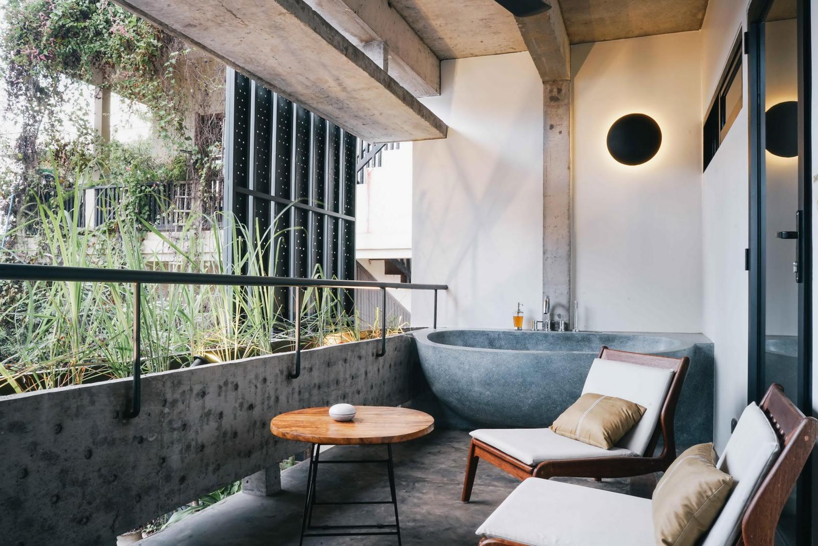 Outdoor terrazzo bath and seating on the balcony